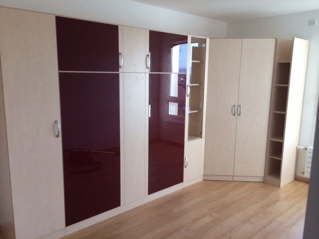 Lit escamotable Melamix laqué avec aménagements armoire d'angle, armoires et étagères