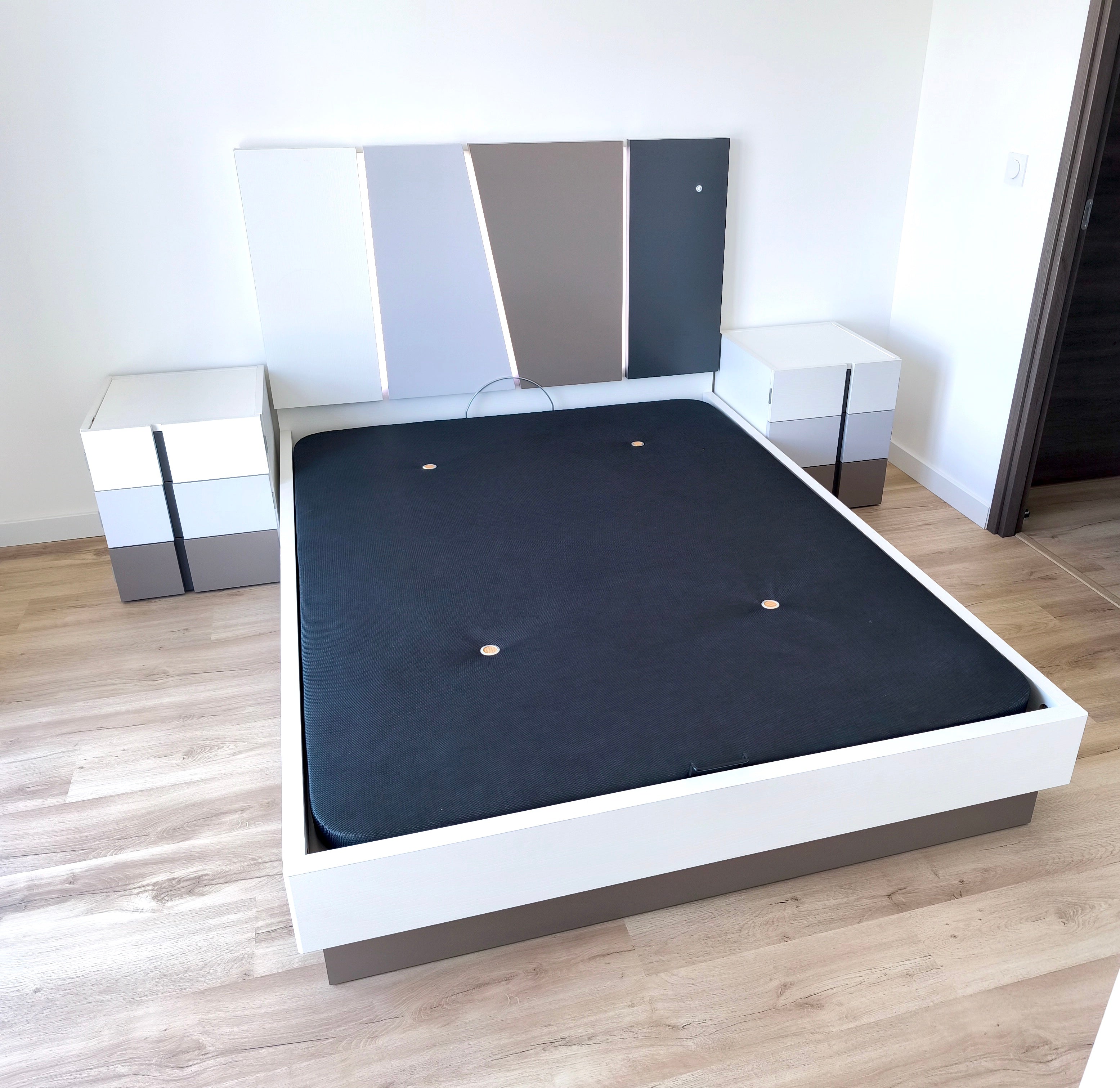 Lit-coffre finition laqué installé par Modulance Annecy