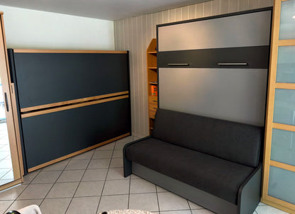 Lit escamotable Premium Sofa et lit escamotable superposé MLJU installés dans un studio par Modulance